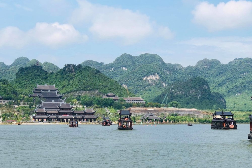 Du thuyền trên hồ Tam Chúc